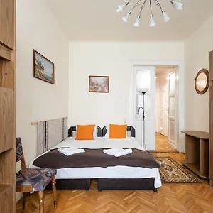 Bpr W21 Retro With Balcony Budapest